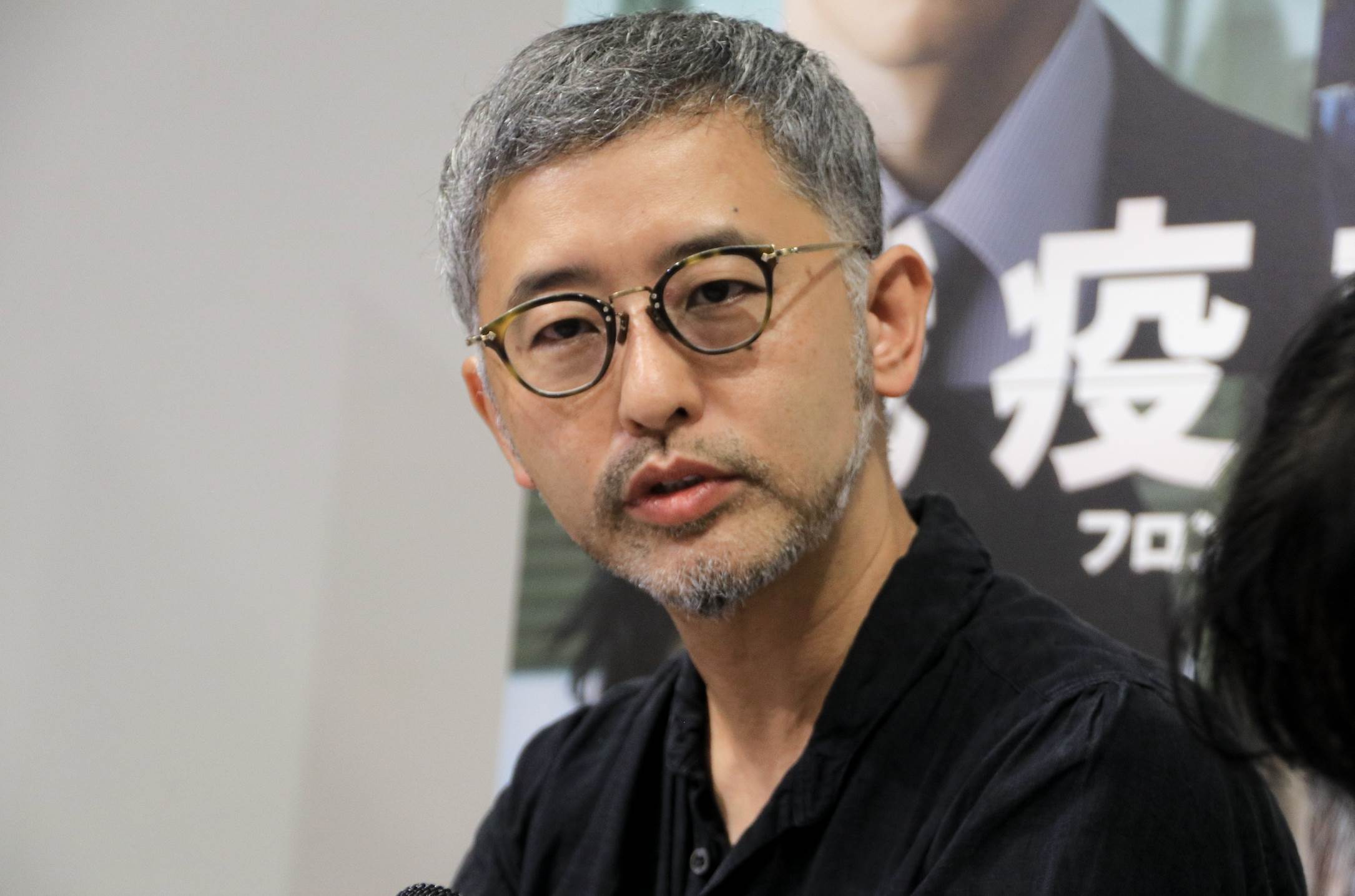 電影《戰疫前線》新銳導演關根光拍攝時候更是細節滿滿,事發首日戴著的是橡膠手套讓演員也驚訝。(圖/天馬行空提供)