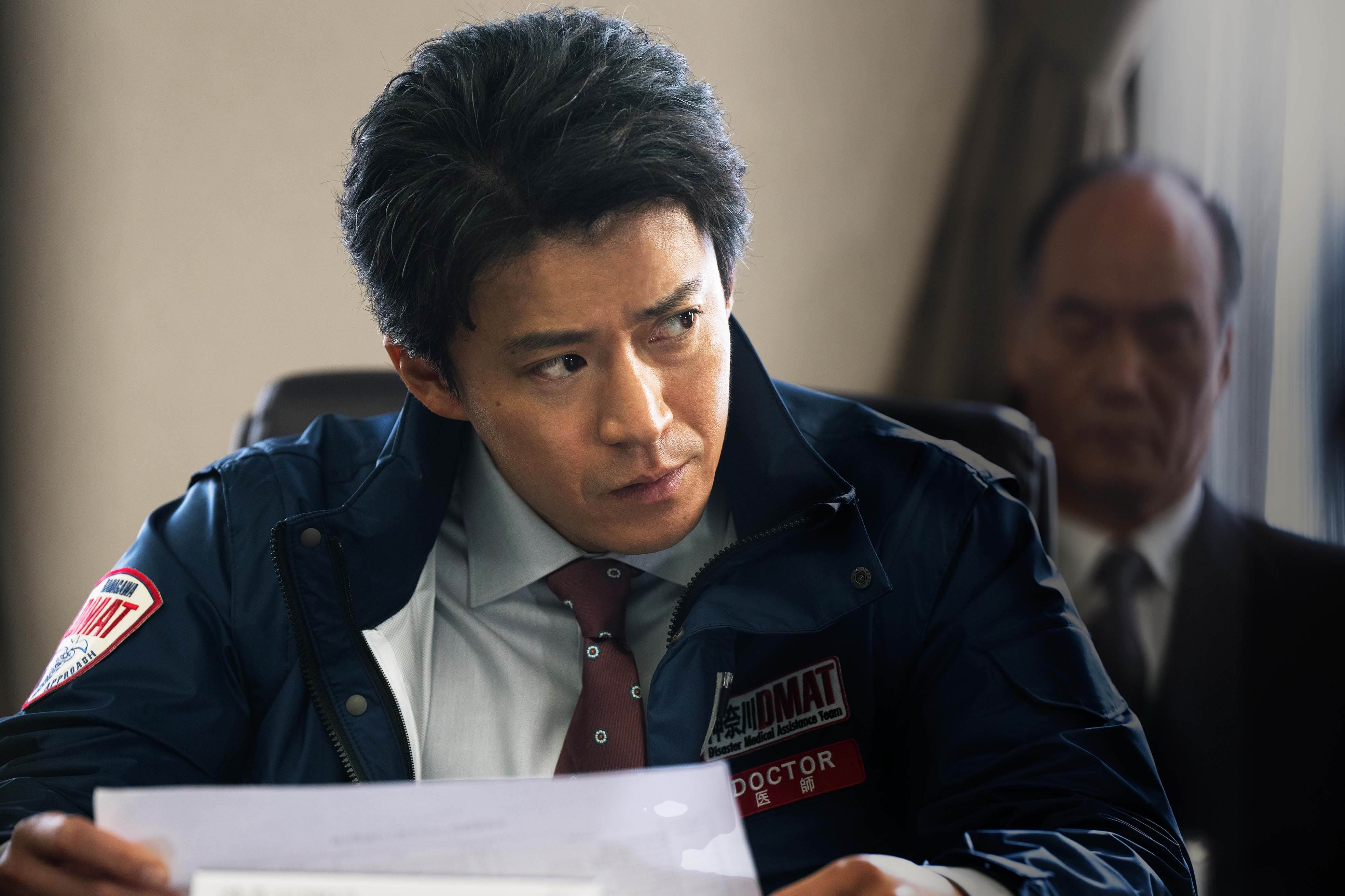 電影《戰疫前線》小栗旬演出以搶救乘客性命為優先的DMAT指揮官・結城英晴。(圖/天馬行空提供)