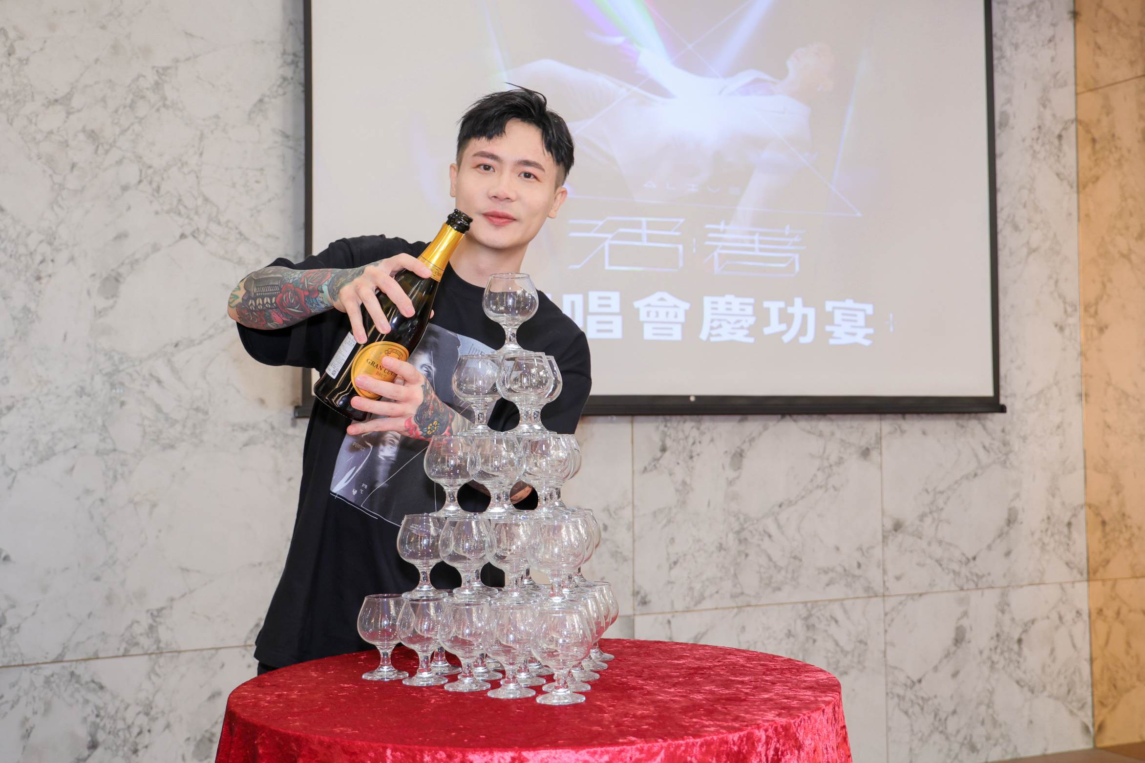 蕭秉治在演唱會結束後開心慶功。（圖／相信音樂提供）
