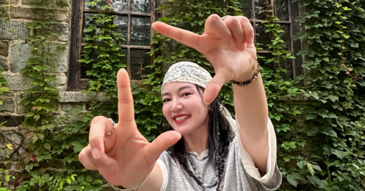 女星阿雅(柳翰雅)與「西藏第七世竹慶本樂仁波切」(Dzogchen Ponlop Rinpoche)結婚後,育有1女Ava。(圖/翻攝自阿雅微博)