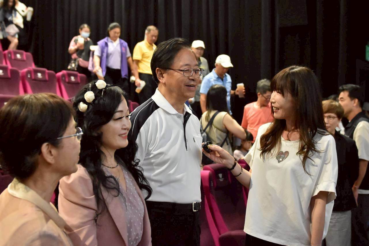 張善政期盼里長們將觀影感動化為行動,帶領里民實踐節能減碳作為,成為日常生活的減碳先鋒。(圖/東森新聞)