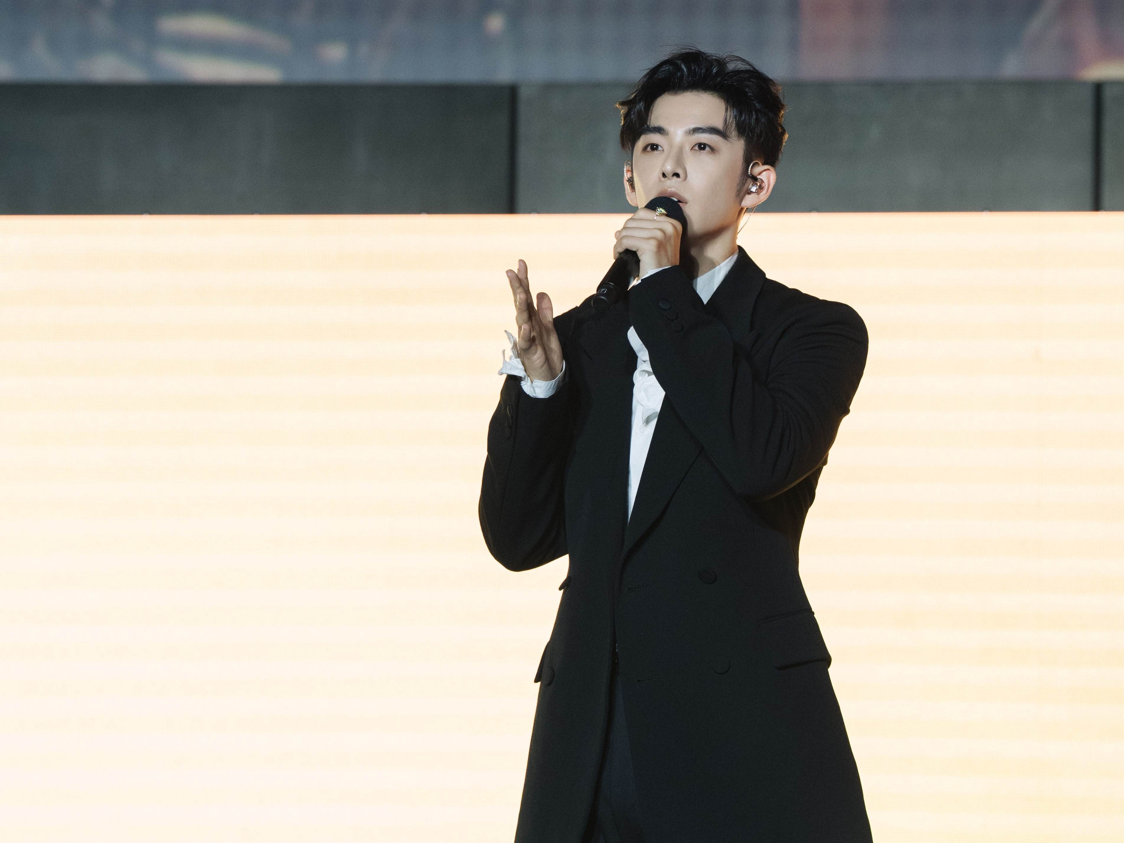 蕭子墨舞台演出則換上韓國高奢品牌 Wooyoungmi Paris 2025 秋冬系列花朵正裝。(圖/三和娛樂提供)