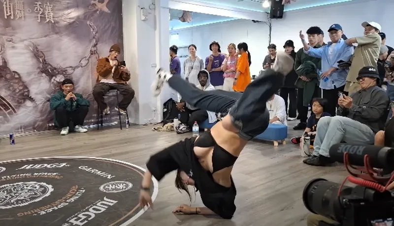 舞者Nini與另一名女舞者進行對決，21秒的舞蹈意外在日本爆紅。（ 圖／翻攝自YouTube@ど天然ナンパ師ヤマト）