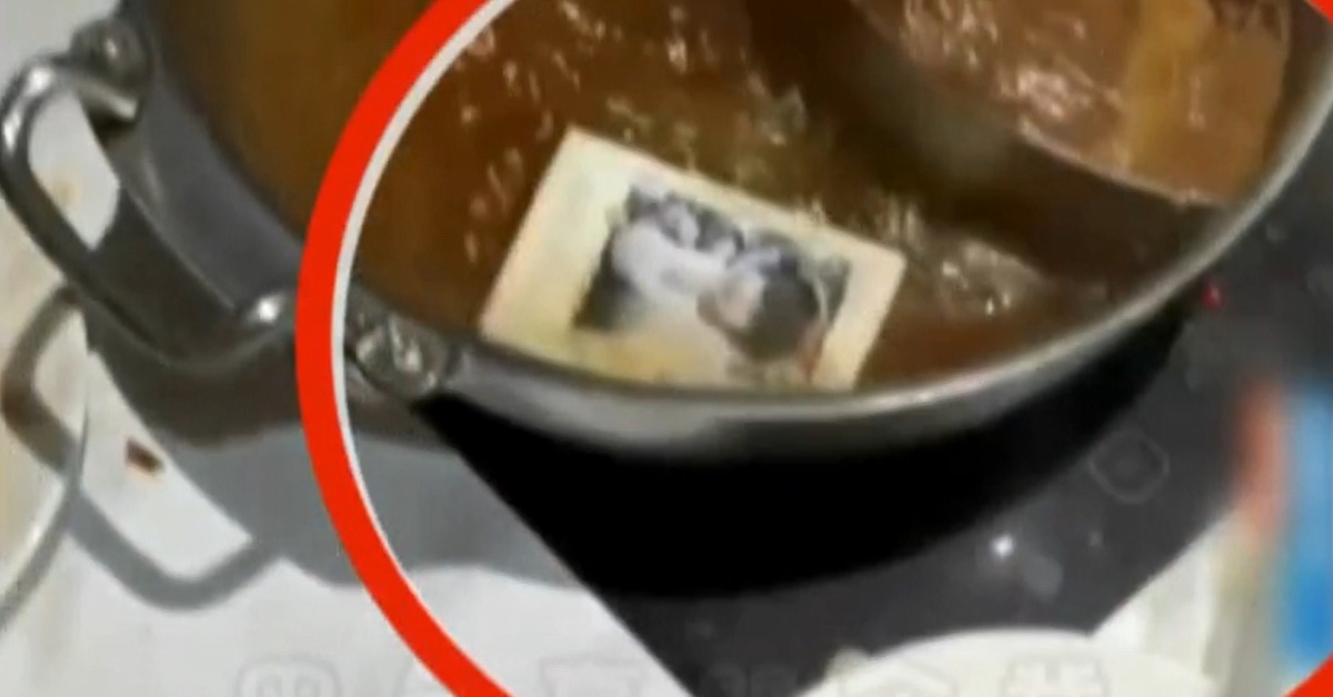 有民眾聚餐吃火鍋，疑似不喜歡男團偶像，竟然把他們的照片小卡放進火鍋內煮。（圖／翻攝自黑色豪門企業）