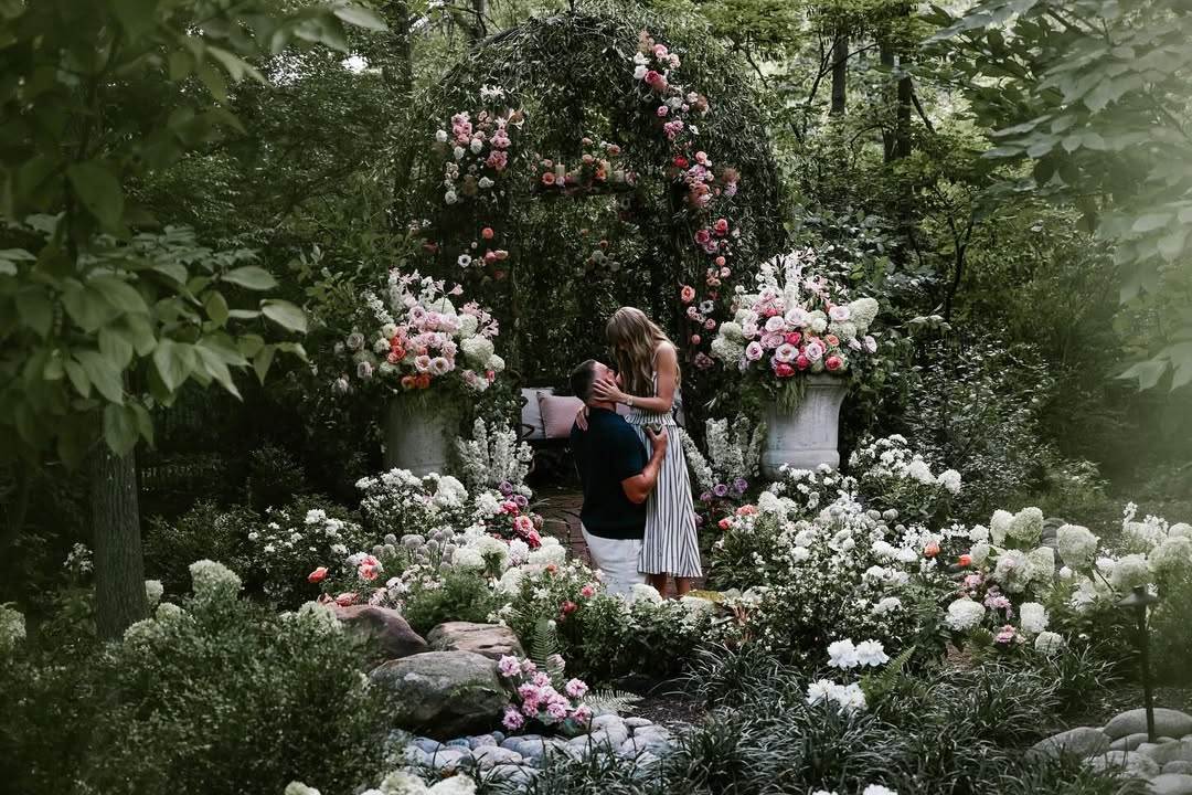 泰勒絲無預警宣告訂婚。(圖/翻攝自IG @taylorswift)