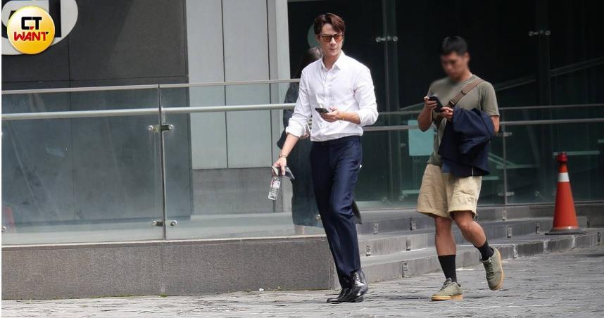 上月底CTWANT直擊結束工作劉書宏離開位於台北市內湖區的電視台。(圖/CTWANT)
