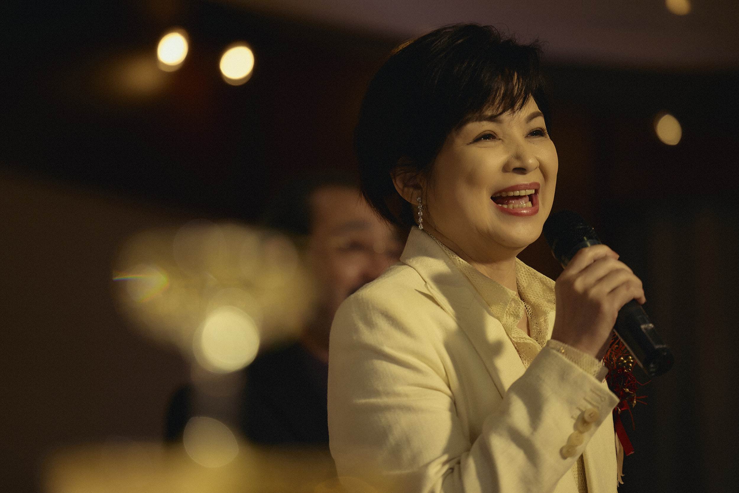 楊貴媚在《雙囍》中飾演新郎事業有成的母親「白雁心」。(圖/水花電影)