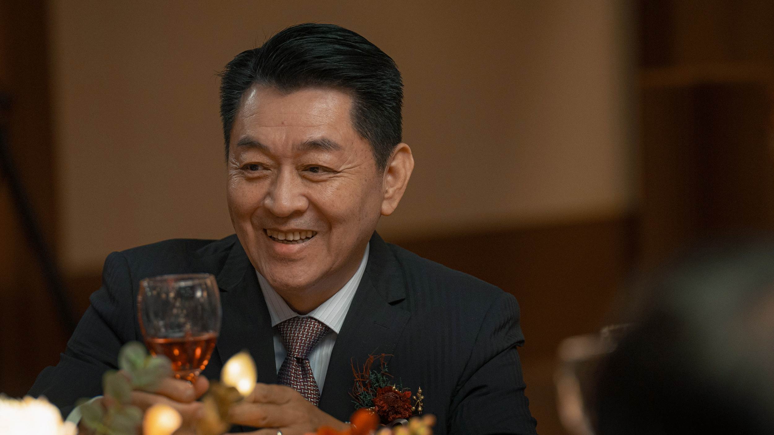 金鐘視帝庹宗華在《雙囍》中飾演不苟言笑的新郎父親「高盛宏」。(圖/水花電影)