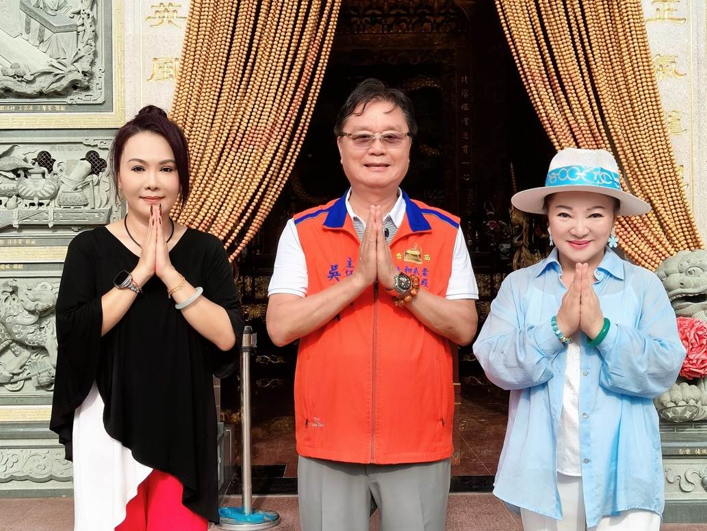 白冰冰(右起)與主委吳東穎、演員鄭詠心一起祈求風調雨順。（圖／長興影視提供）