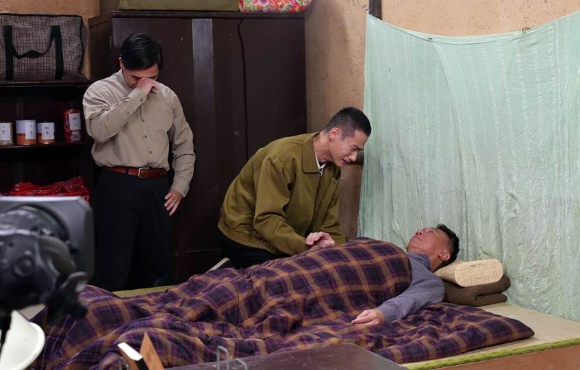 游安順躺在床架上腰背極度不舒服。（圖／台視提供）