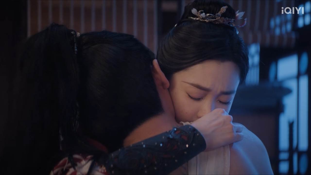 丞磊咬脖吸宋軼血。（圖／翻攝自愛奇藝國際版）