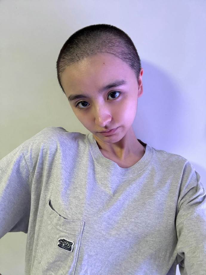 中國女星金子涵曬出近況照,理了寸頭的她整個人看起來更加消瘦、憔悴。(圖/翻攝自微博)