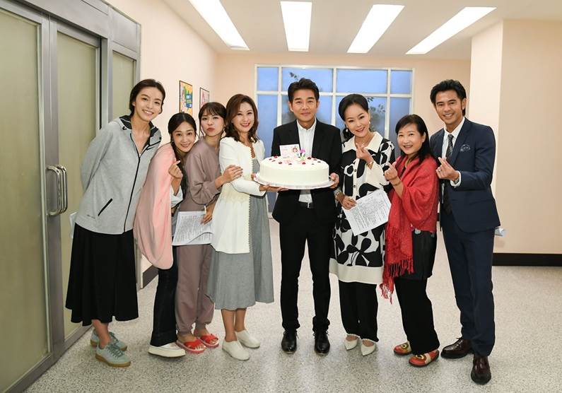《百味人生》劇組為陳珮騏慶生。(圖/三立提供)