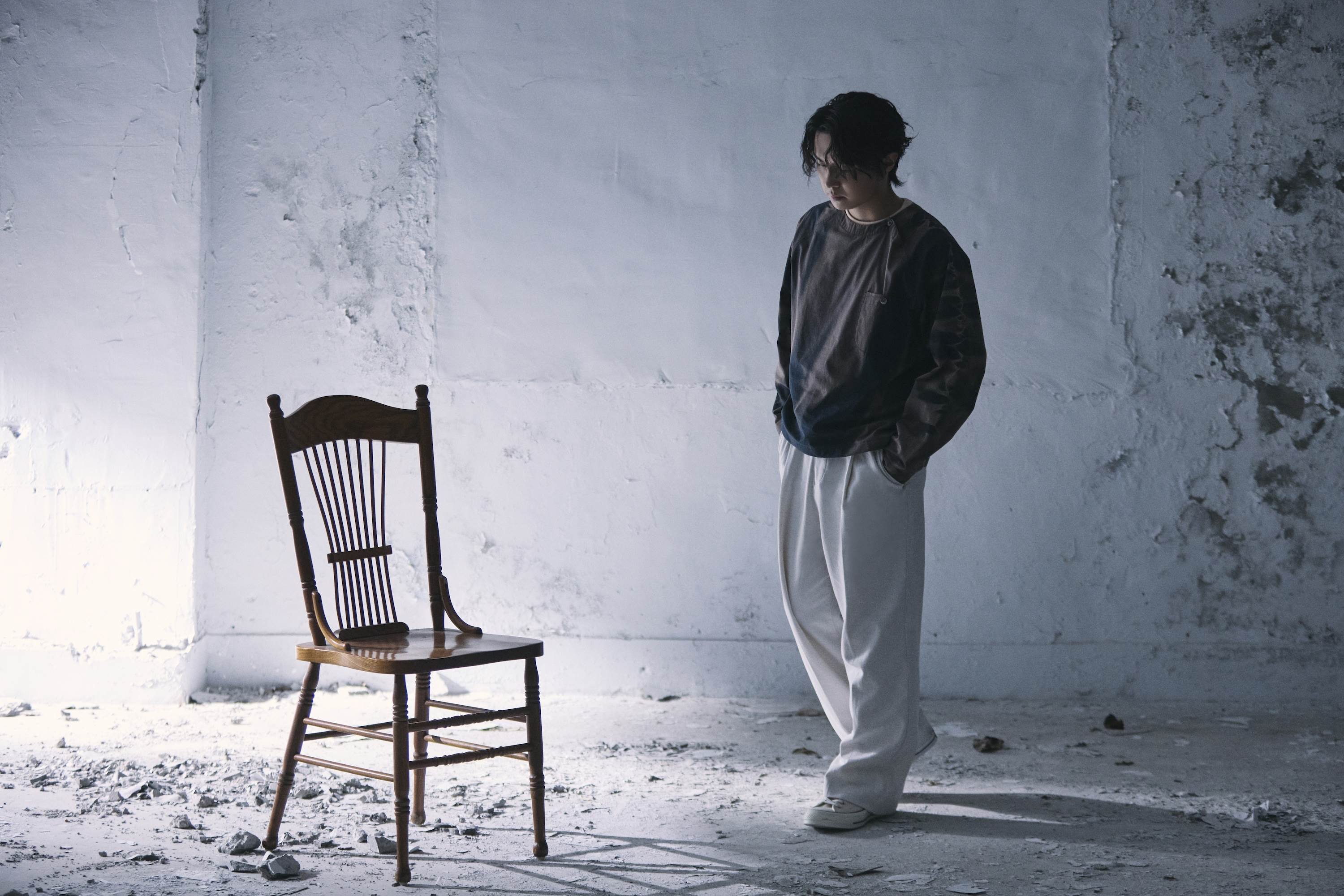 告五人〈癒合〉MV安排哲謙挑戰獨角戲,哲謙一人與「壁癌」互動。(圖/相信音樂提供)