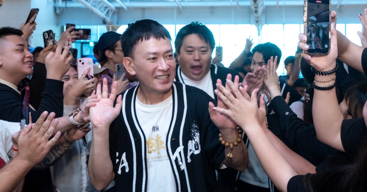 王識賢與粉絲們熱情互動。(圖/曼尼娛樂)