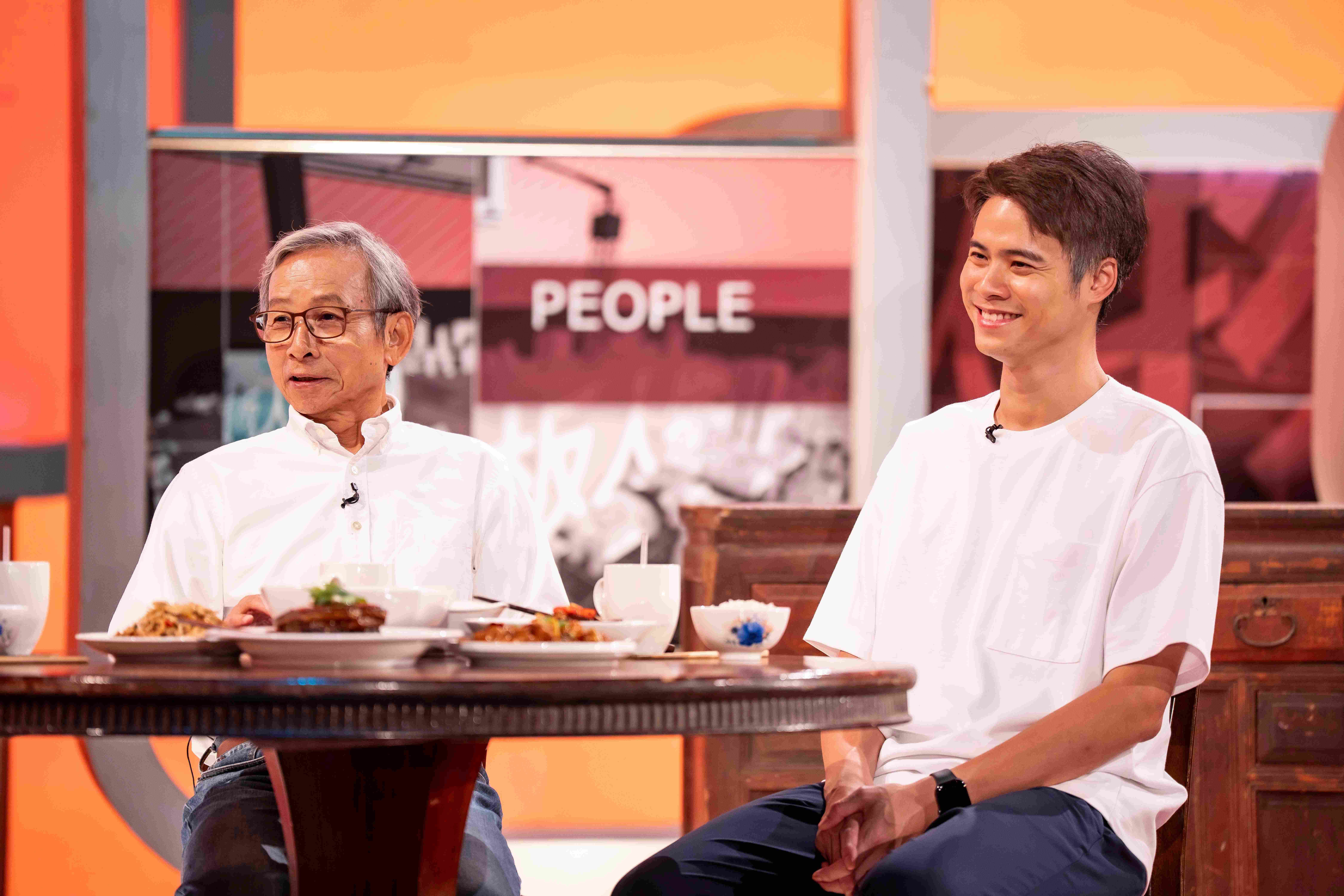 吳念真被兒子爆料在孫子抓周時偷丟場記板。（圖／TVBS提供）