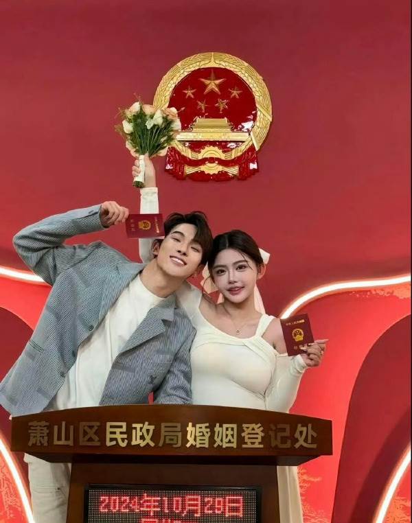 中國百萬網紅韓安冉和老公宋浩然去年10月29日剛登記結婚。(圖/翻攝自微博)