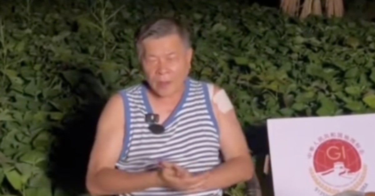 現年69歲資深藝人澎恰恰近日直播賣地瓜,從早上喊到半夜畫面曝光。(圖/翻攝自微博)