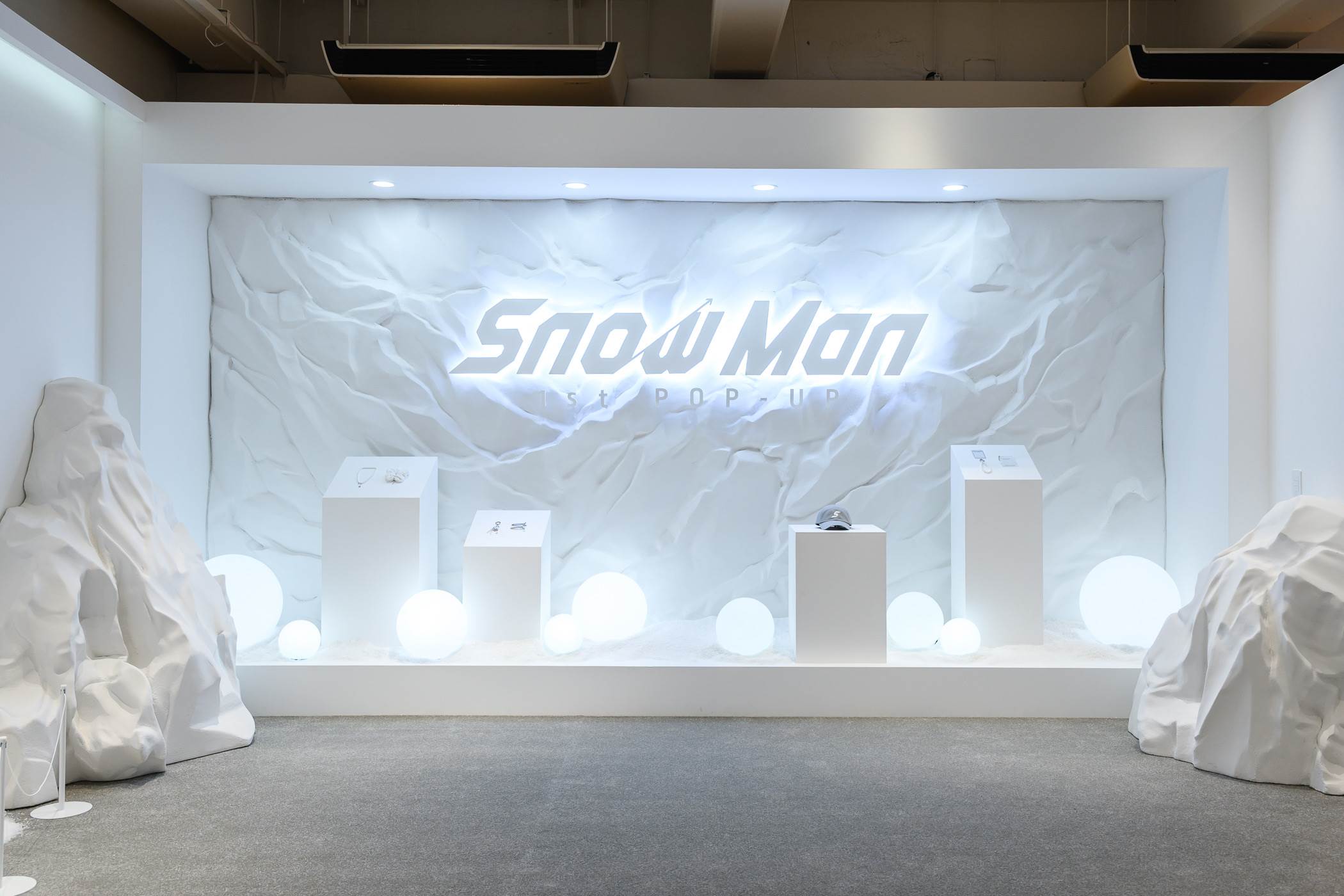 「Snow Man 1st POP-UP」首爾聖水洞快閃店，以純白建築外觀搭配巨型雪人裝置成為注目焦點。（圖／大鴻藝術BIG ART提供）