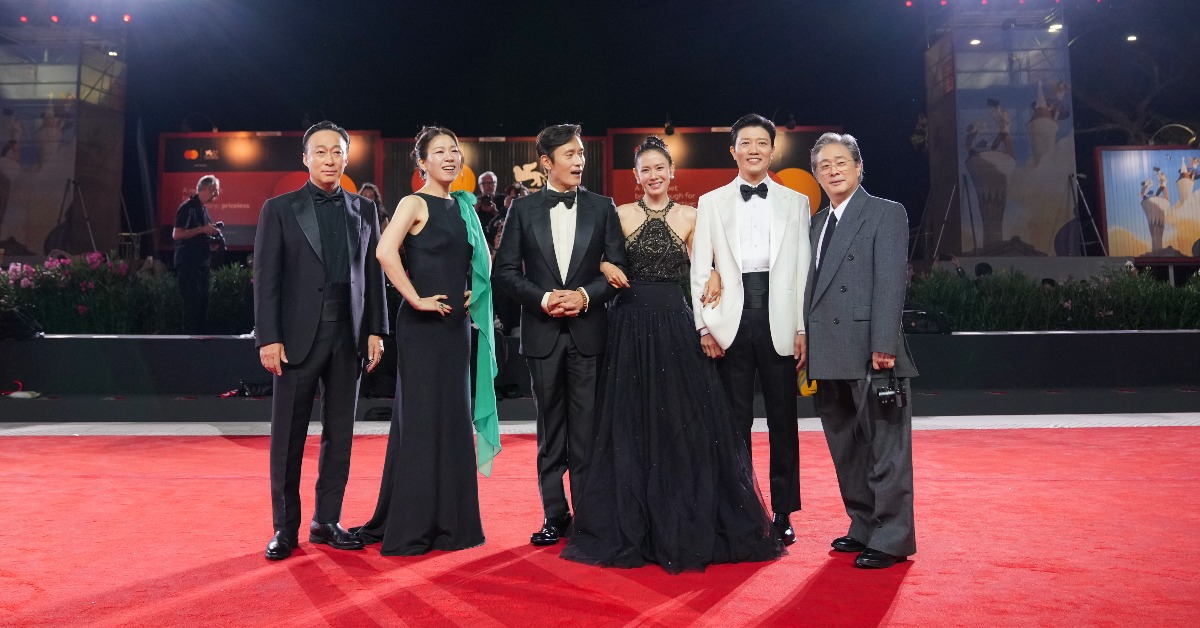 左起:李星民、廉惠蘭、李炳憲、孫藝真、朴熹洵導演朴贊郁出席威尼斯影展。(圖/AP/美聯社)