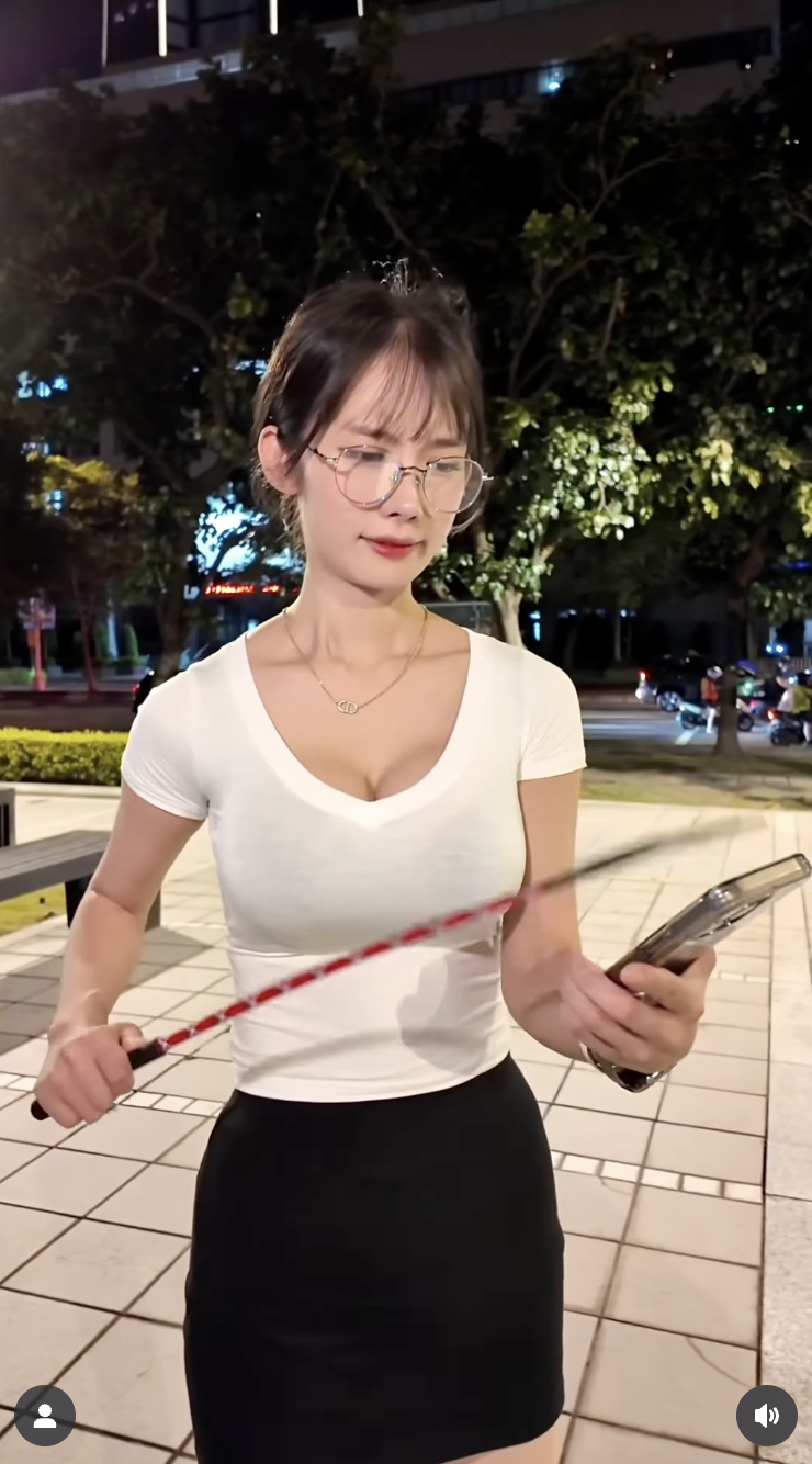 金奈見洩性感曲線。(圖/翻攝自派翠克IG)