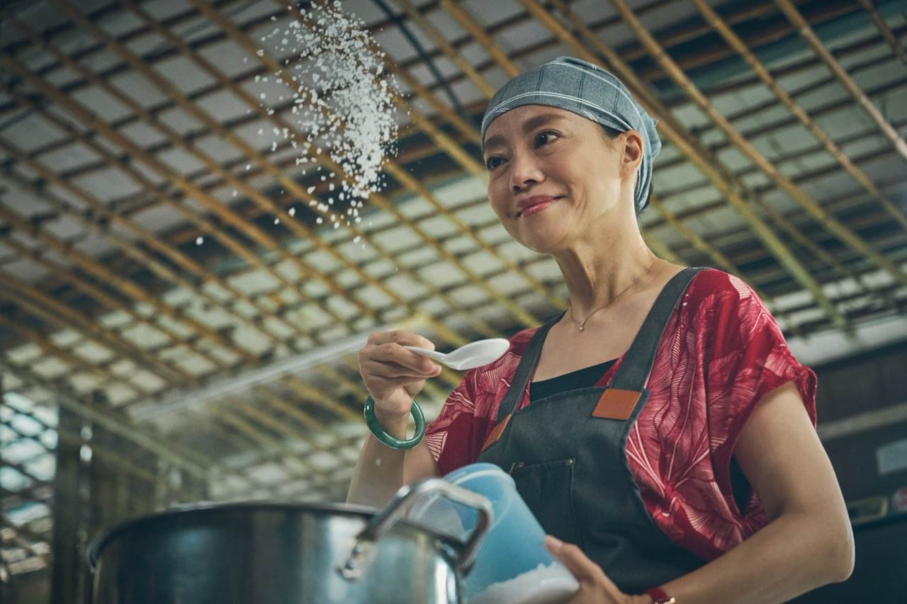 大英美(范瑞君 飾)大廚架勢十足。（圖／大愛提供）