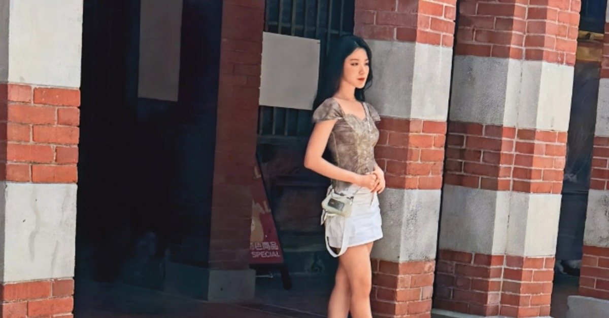 上月讀者目擊舒華現身桃園大溪老街取景拍攝。(圖/讀者提供/鏡週刊)
