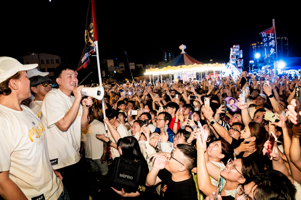 《角頭-鬥陣欸》感恩謝票擠爆全台夜市,王識賢「萬人開唱」畫面超壯觀。(圖/曼尼娛樂)