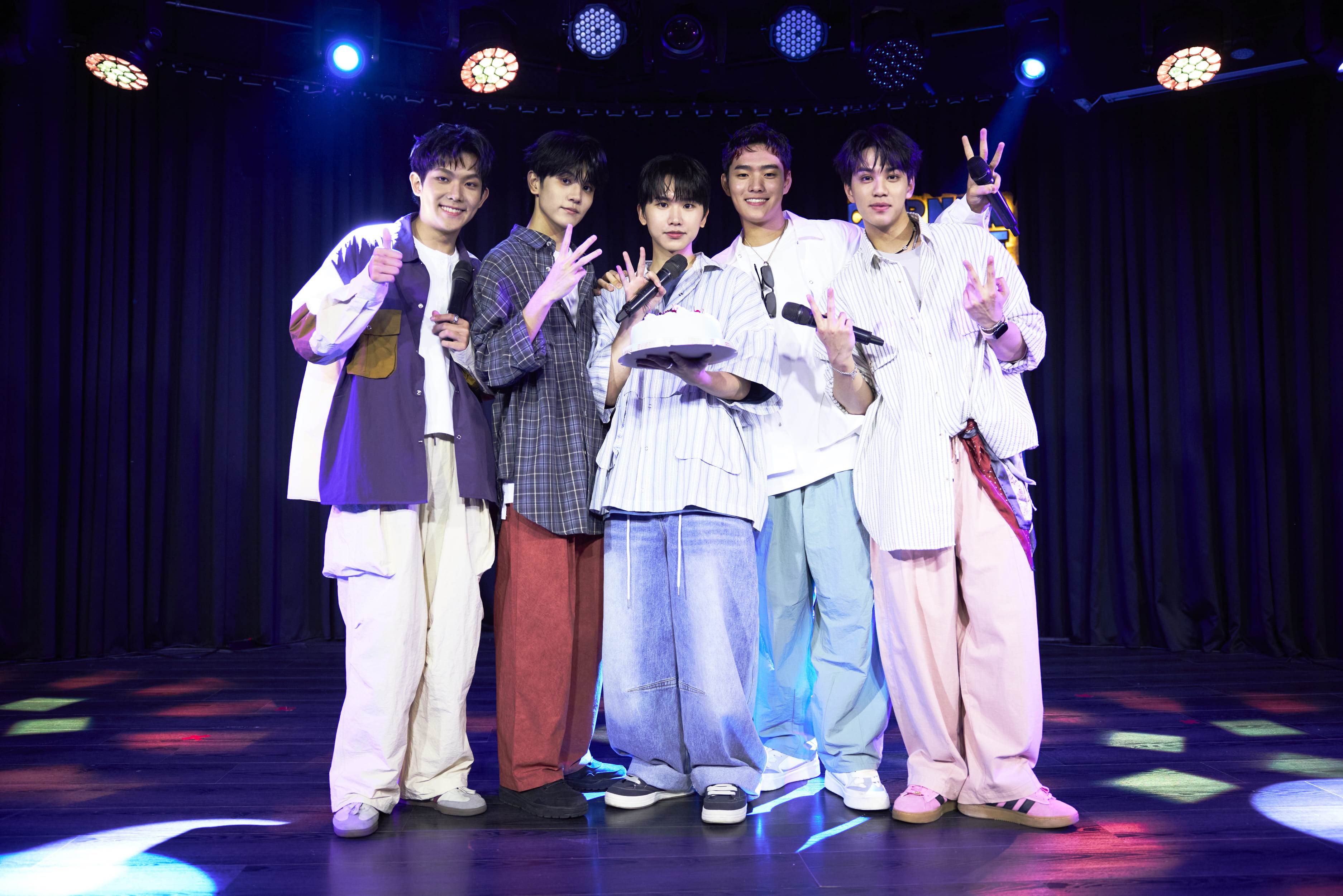 AcQUA源少年端上慶生蛋糕,與粉絲「海星」們一同慶祝「三歲生日」。(圖/種子音樂提供)