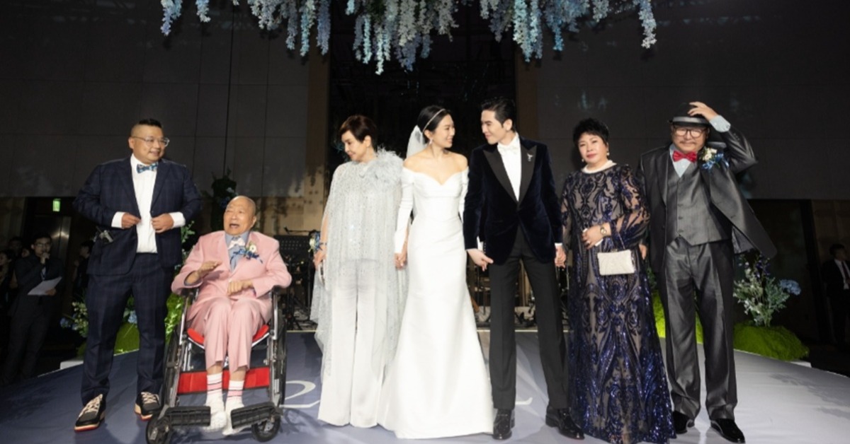 林光寧(左二)出席女兒Summer婚禮畫面。(圖/喜鵲娛樂提供)