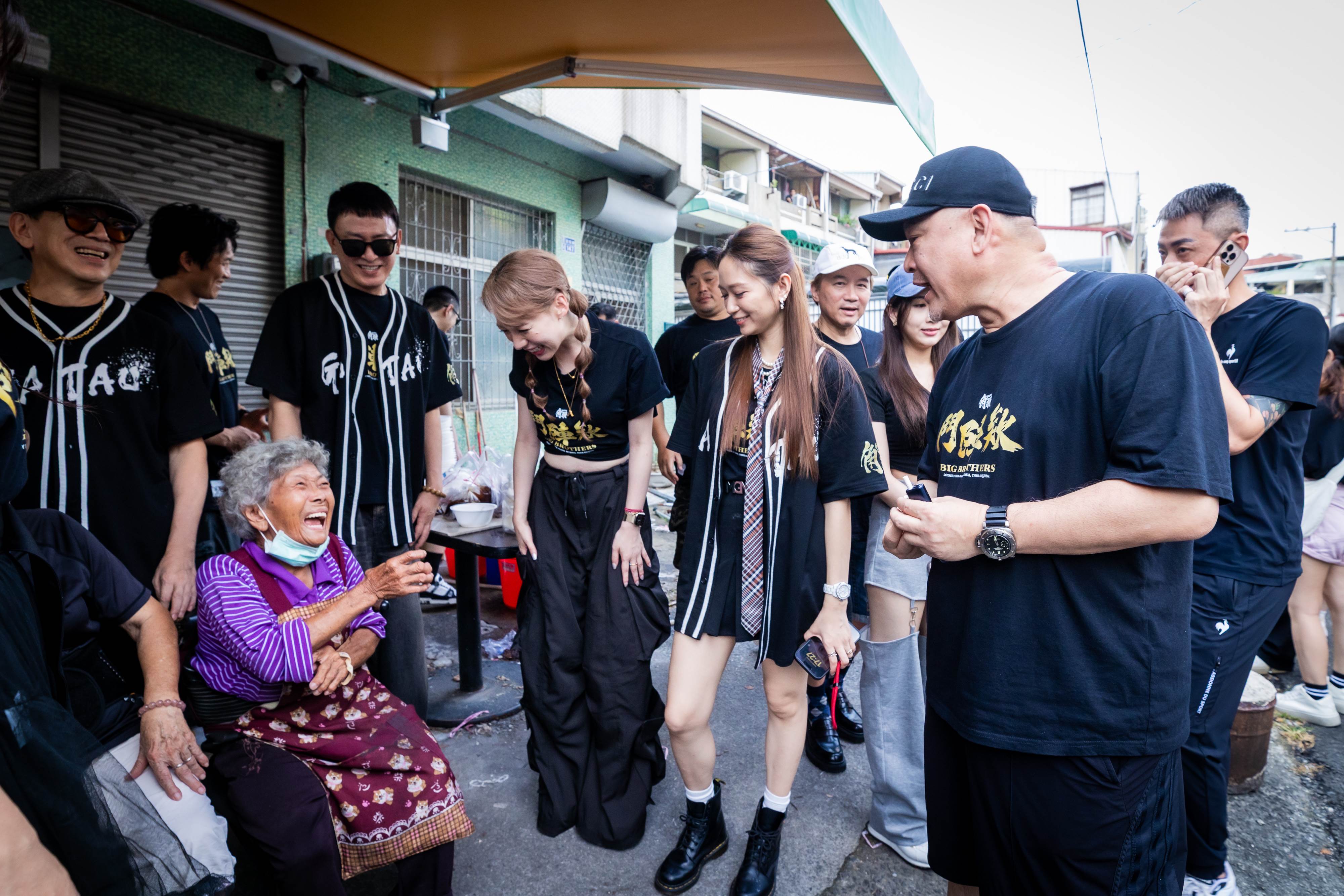 高齡84歲的阿婆與劇組開心聊天。(圖/曼尼娛樂)