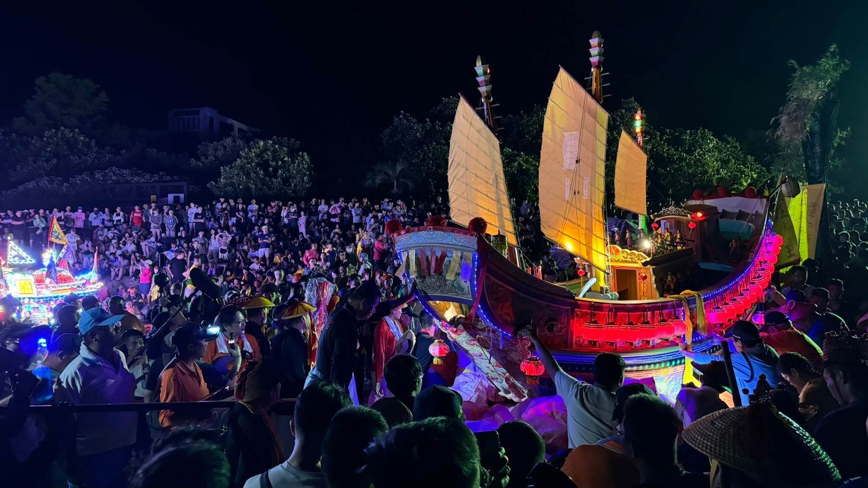 《零日攻擊》第6集〈金紙〉燒王船。(圖/牽猴子提供)