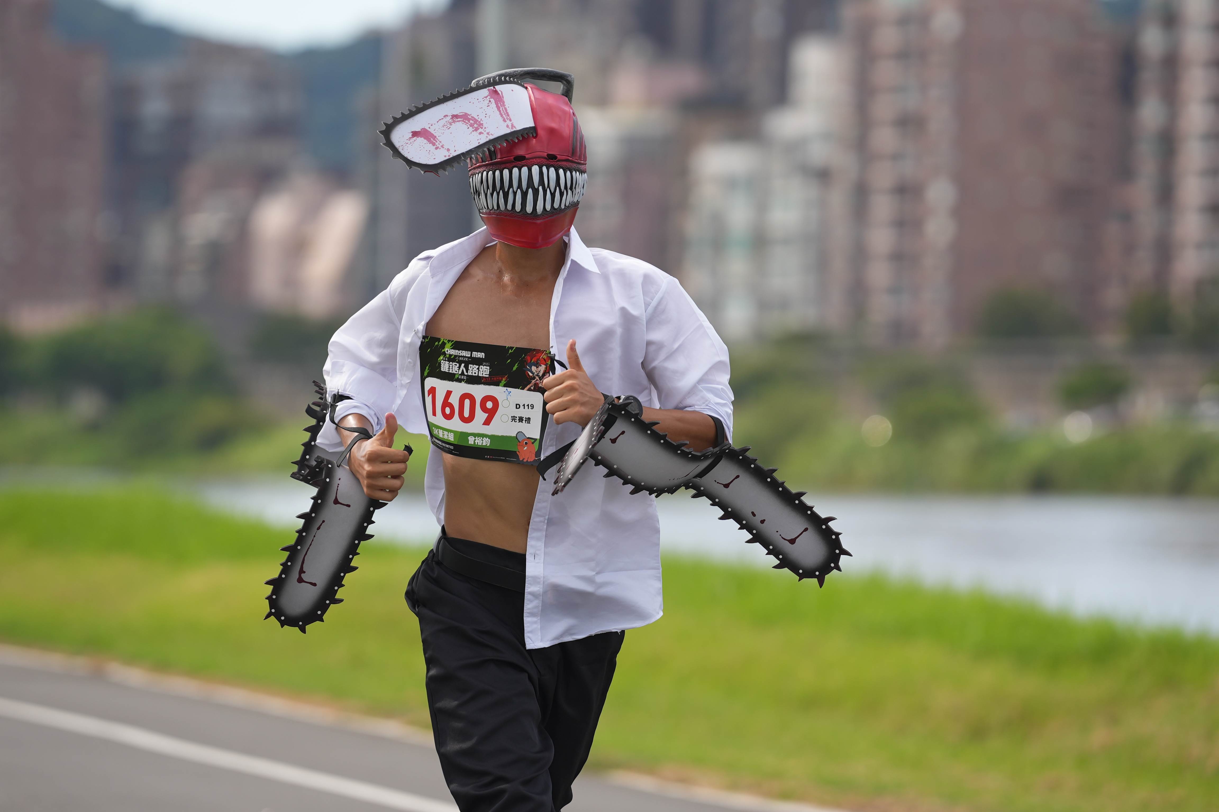 熱情粉絲戴著鏈鋸頭套跑步。（圖／索尼影業）