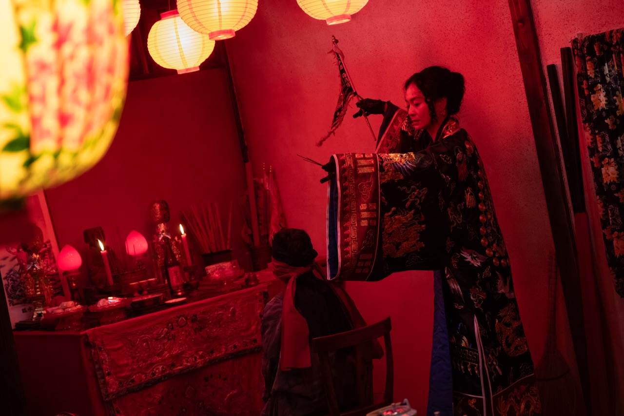 陳雪甄演出「瘋癲感」觀落陰。(圖/公視台語台提供)