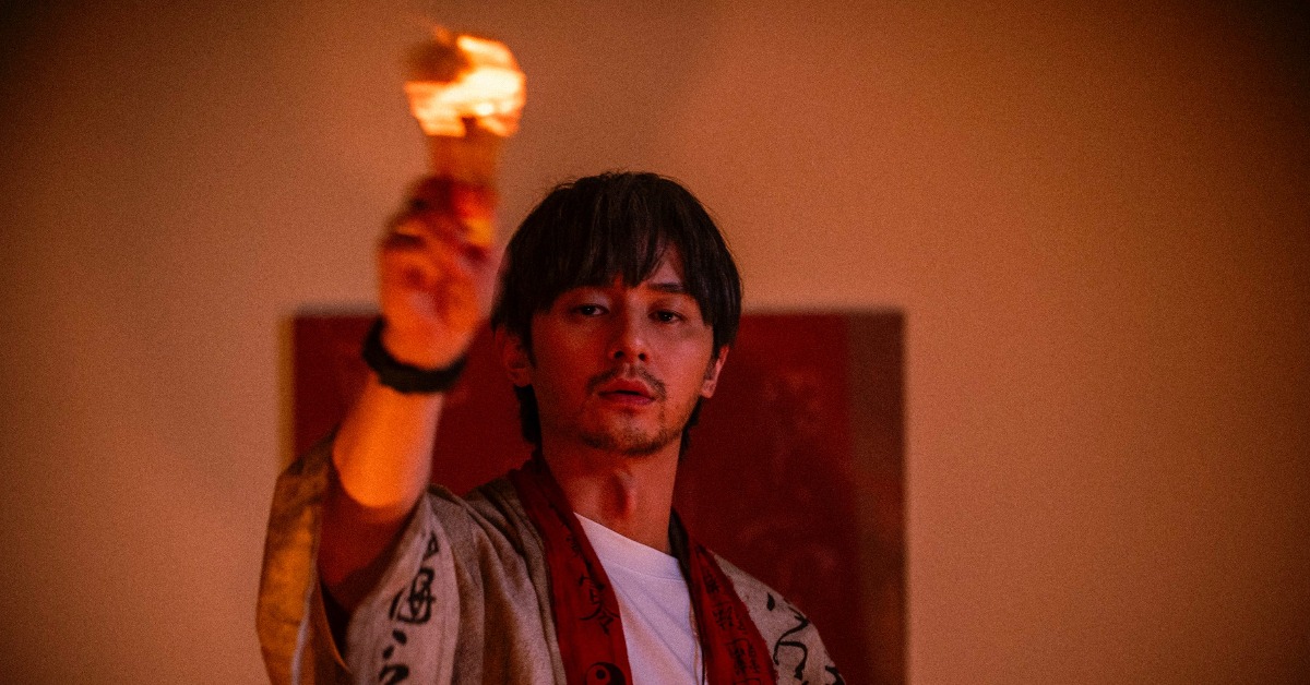 張軒睿片中進行觀落陰儀式，燒金紙、噴火都做得有模有樣。（圖／天予電影）