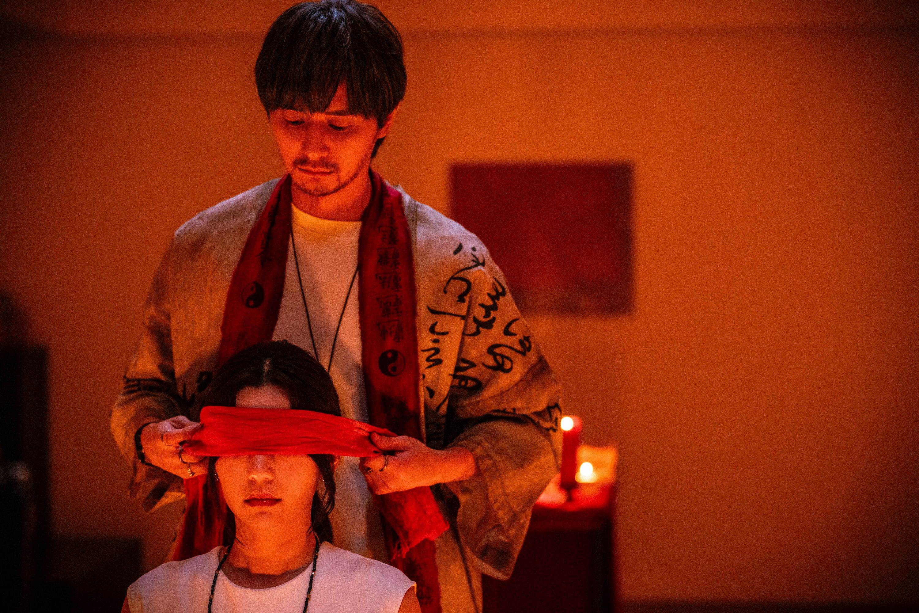 張軒睿施咒幫郭雪芙觀落陰，揭開陰陽交錯的驚悚真相。（圖／天予電影）