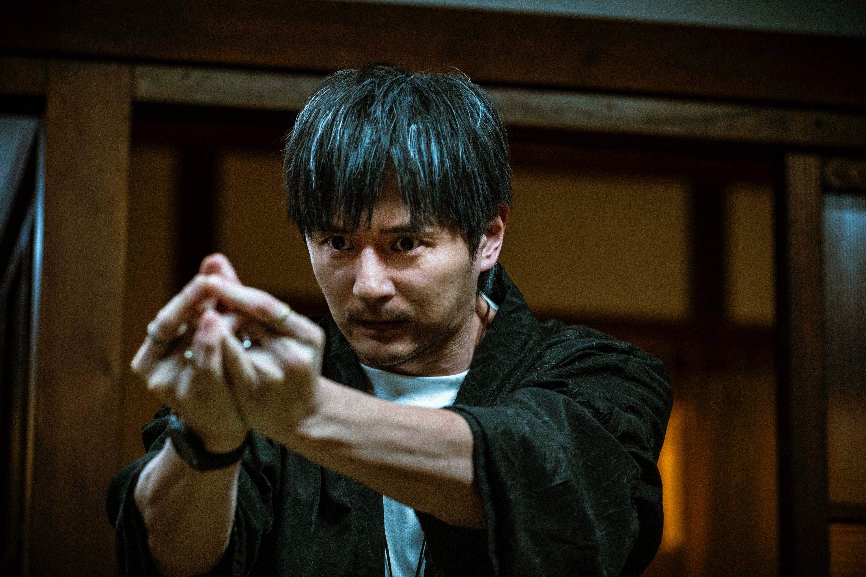 張軒睿蓄鬍少年白化身通靈驅魔師，為角色勤練結手印。（圖／天予電影）