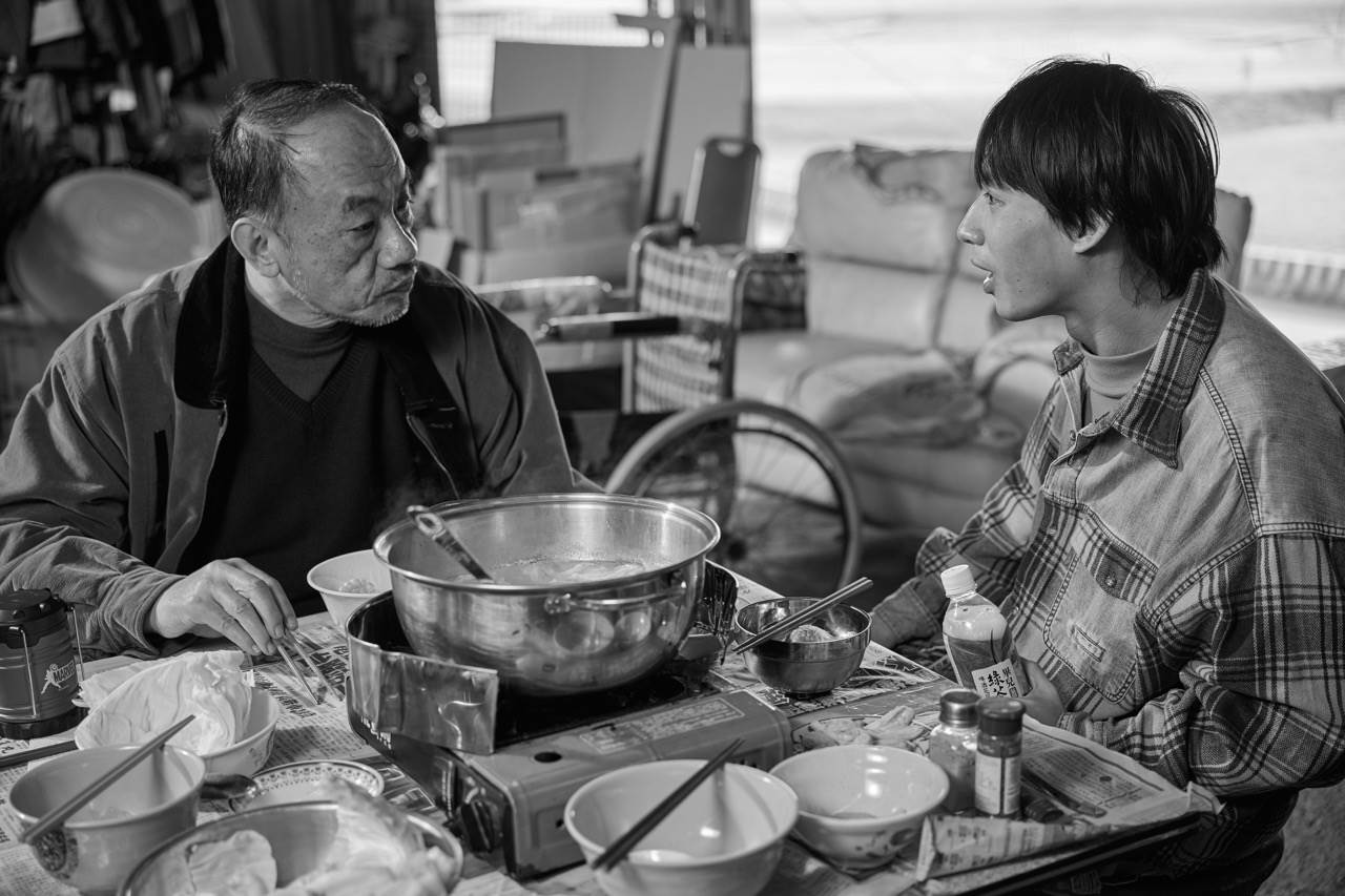 洪毓璟(右)與王自強劇中的家在橋梁中的夾縫中。（圖／公視台語台提供）