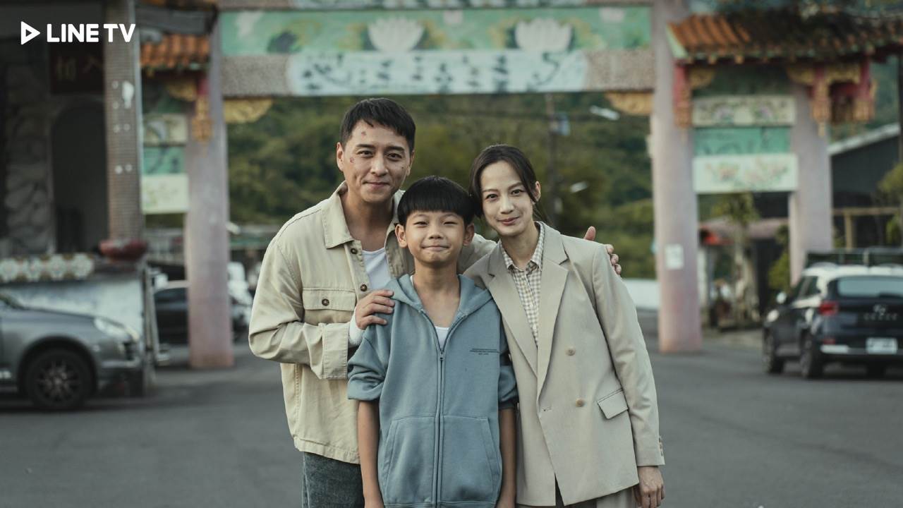 《豬人》鄭人碩（右）、簡嫚書飾演一對離異夫妻，大兒子洪君昊（中）意外與豬交換靈魂。（圖／LINE TV提供）
