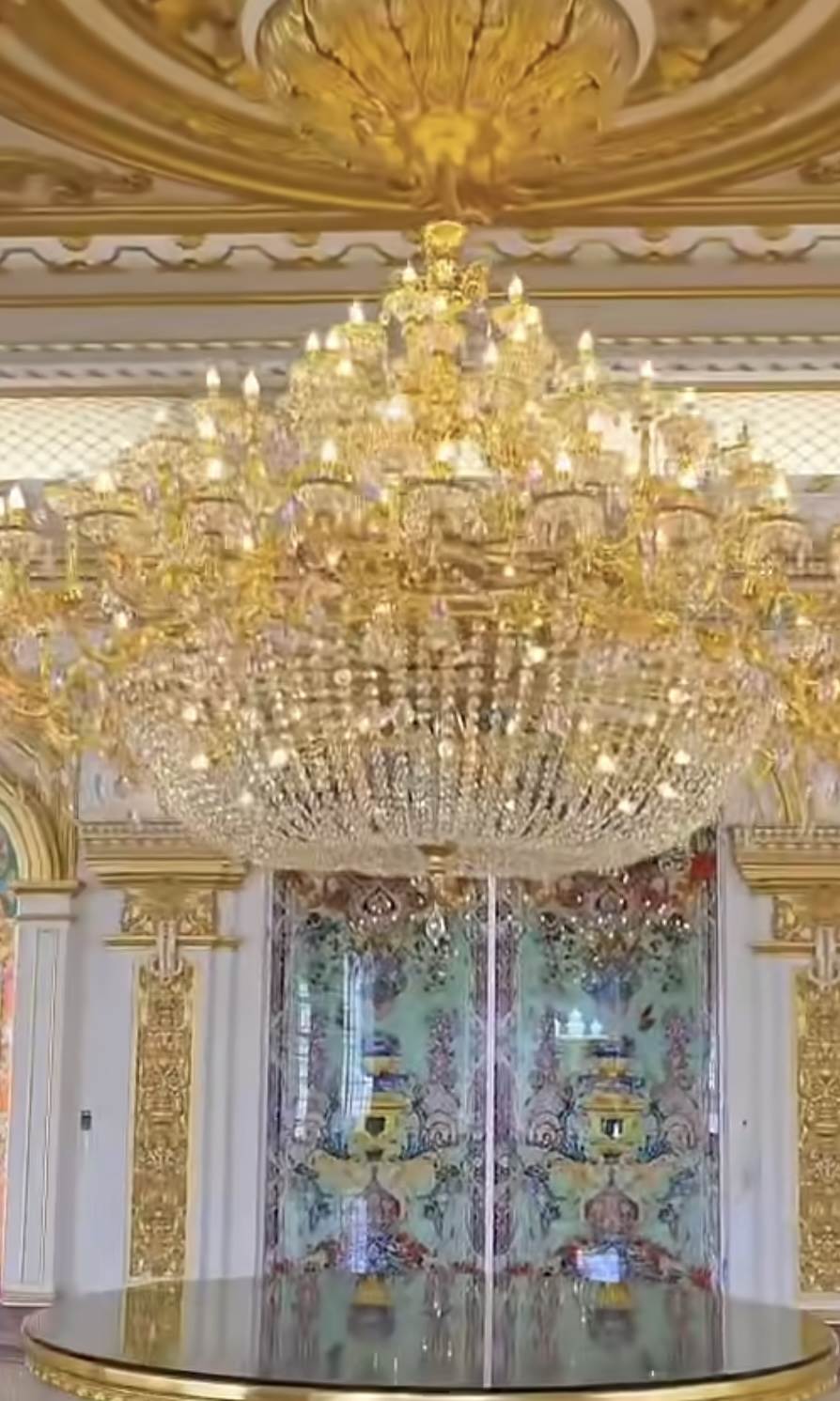 啟德白宮一樓裝潢的水晶吊燈。（圖／翻攝自臉書＠啟德機械起重工程-股公司）