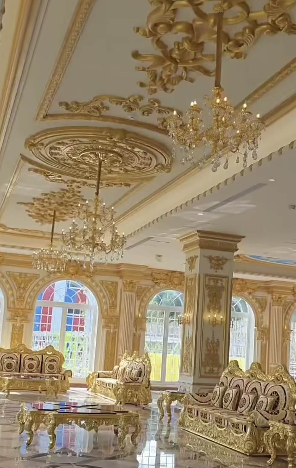 啟德白宮一樓金碧輝煌的裝潢。（圖／翻攝自臉書＠啟德機械起重工程-股公司）