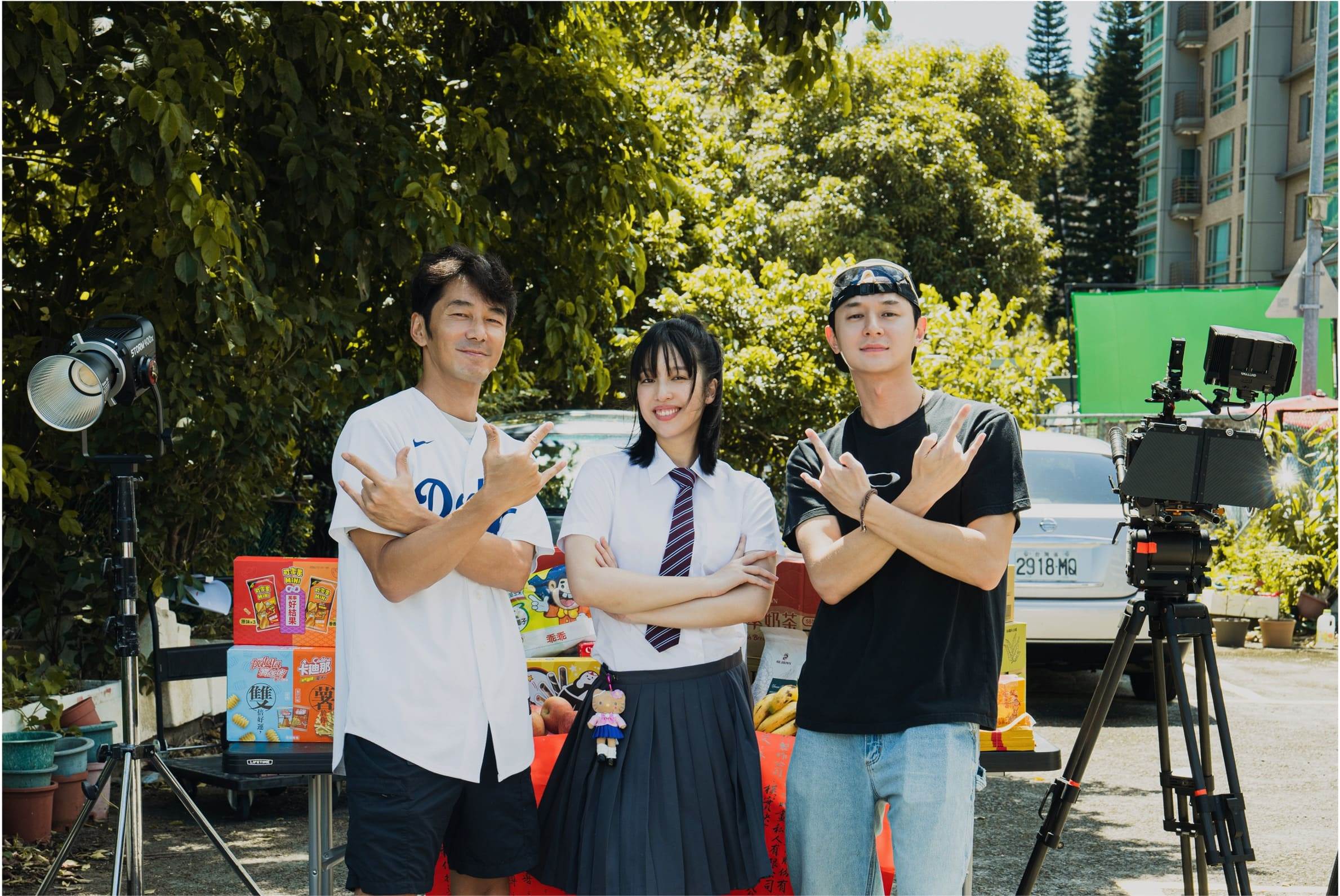 演員李李仁（左起）、王渝萱、張軒睿興奮參與《遊戲未完》開鏡。（圖／兔將創意影業、哇哇映畫提供）