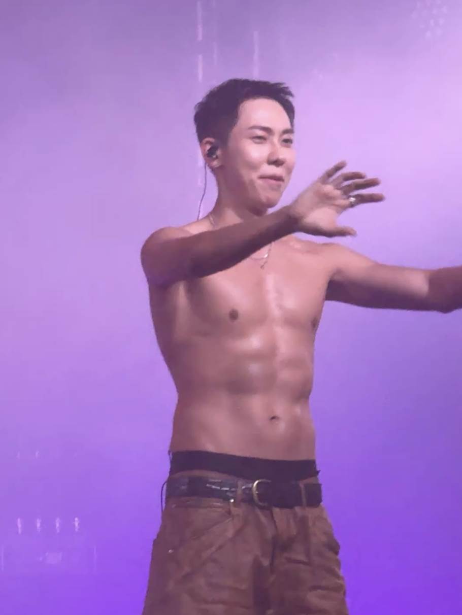 韓國人氣饒舌歌手Loco唱到〈BOSS〉更直接脫下上衣。（圖／D-SHOW、讀者提供）