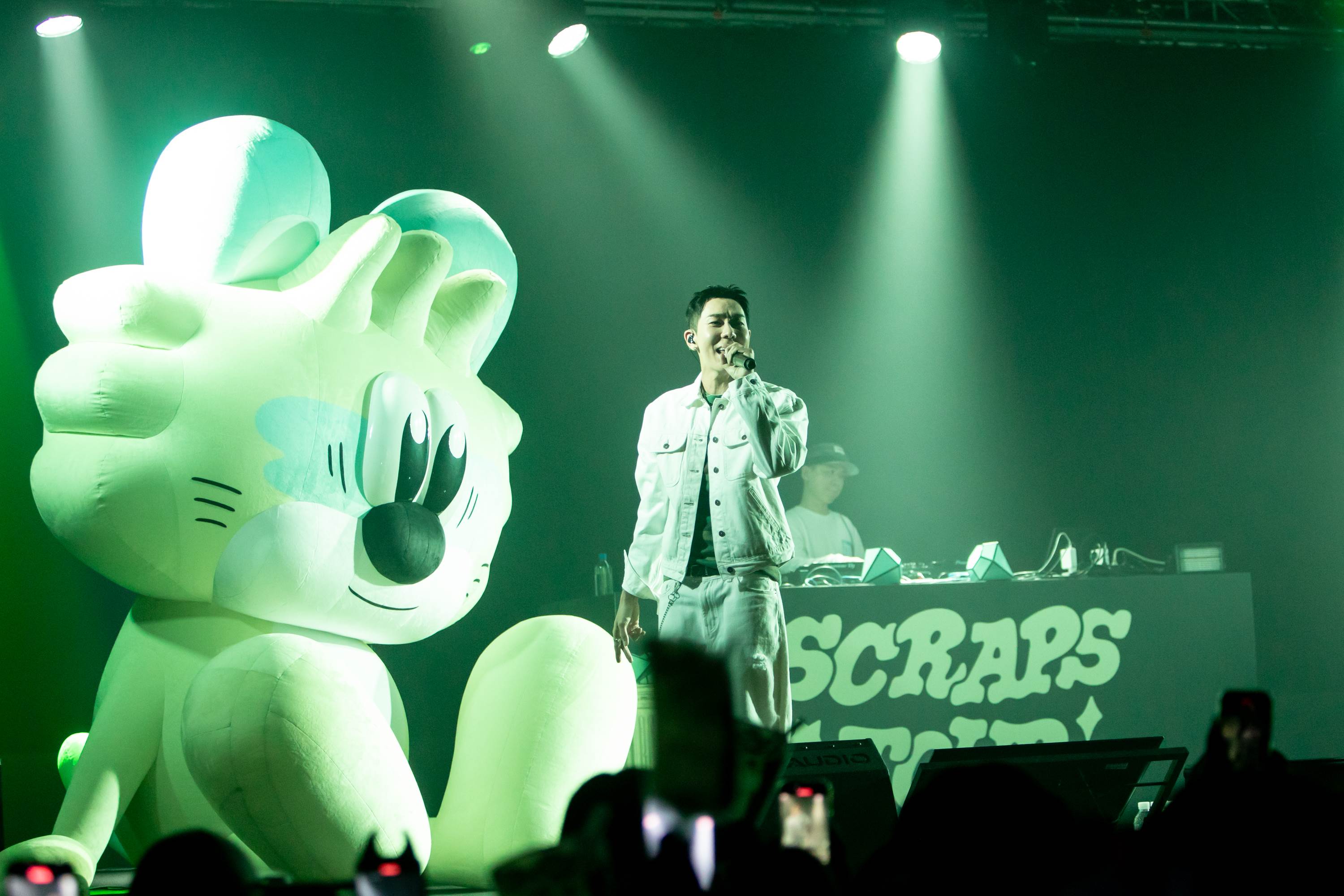 韓國人氣饒舌歌手Loco不僅加碼演唱，還走下台與粉絲近距離互動。（圖／D-SHOW提供）