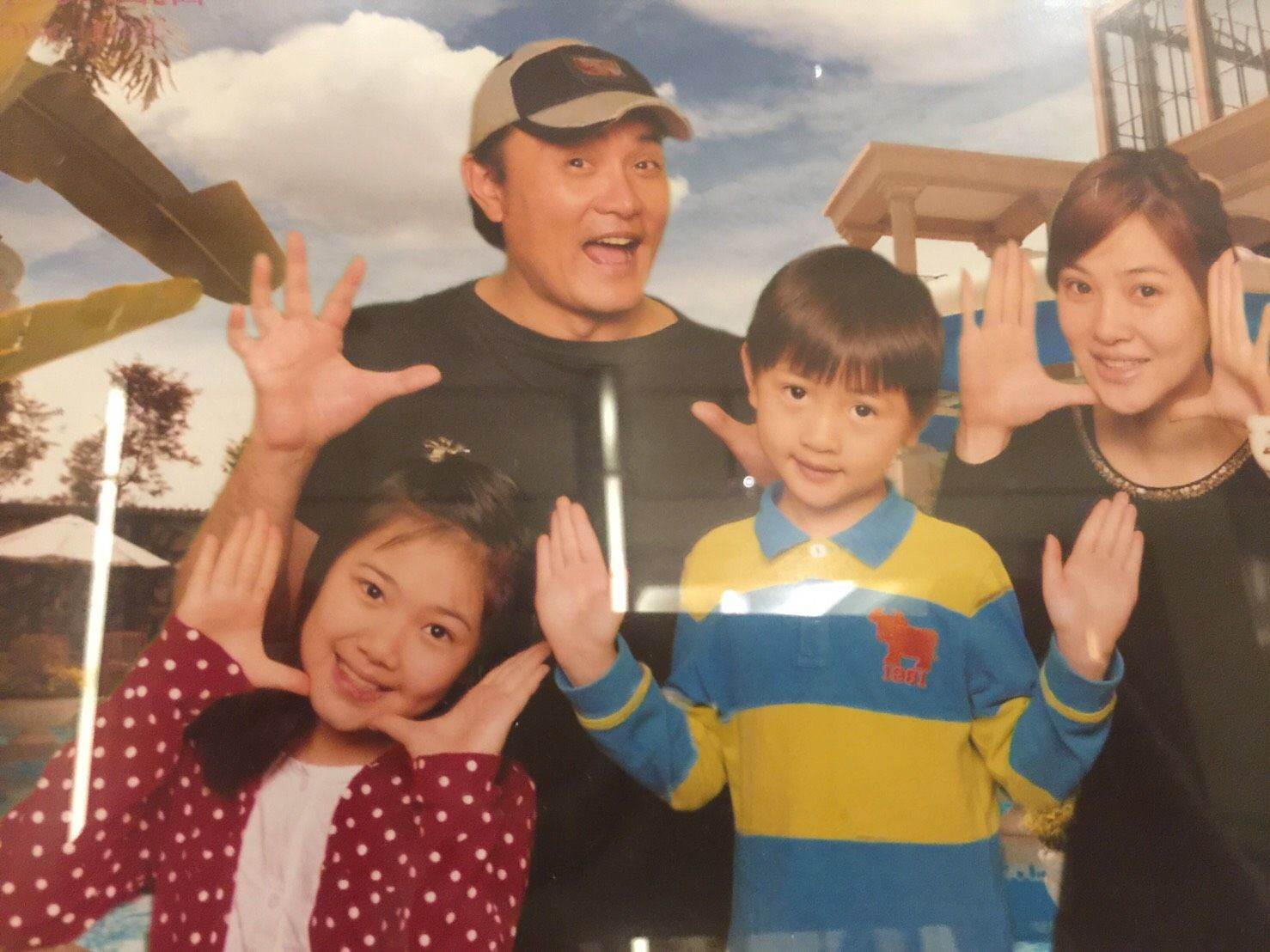 李㼈透露，兒子（右二）正就讀台藝大，個性低調未來不一定走演藝圈。（圖／李㼈）