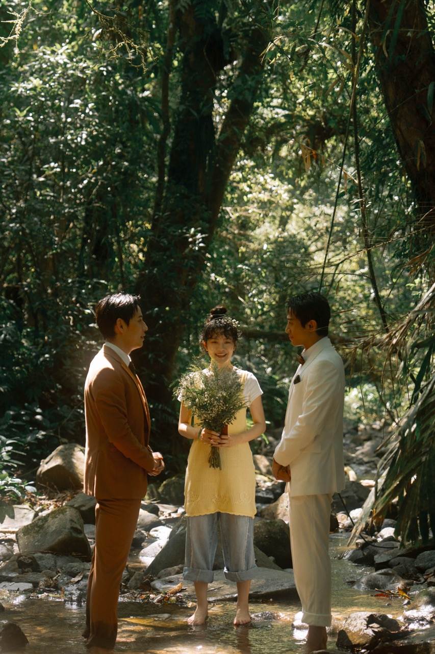 李玲葦（中）在劇中為初孟軒（右）和徐鈞浩證婚。（圖／公視+提供）