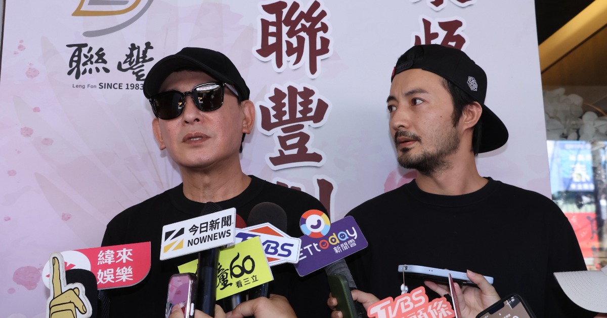 王識賢（左）與古斌現身靈堂哀悼顏正國。（圖／東森娛樂）