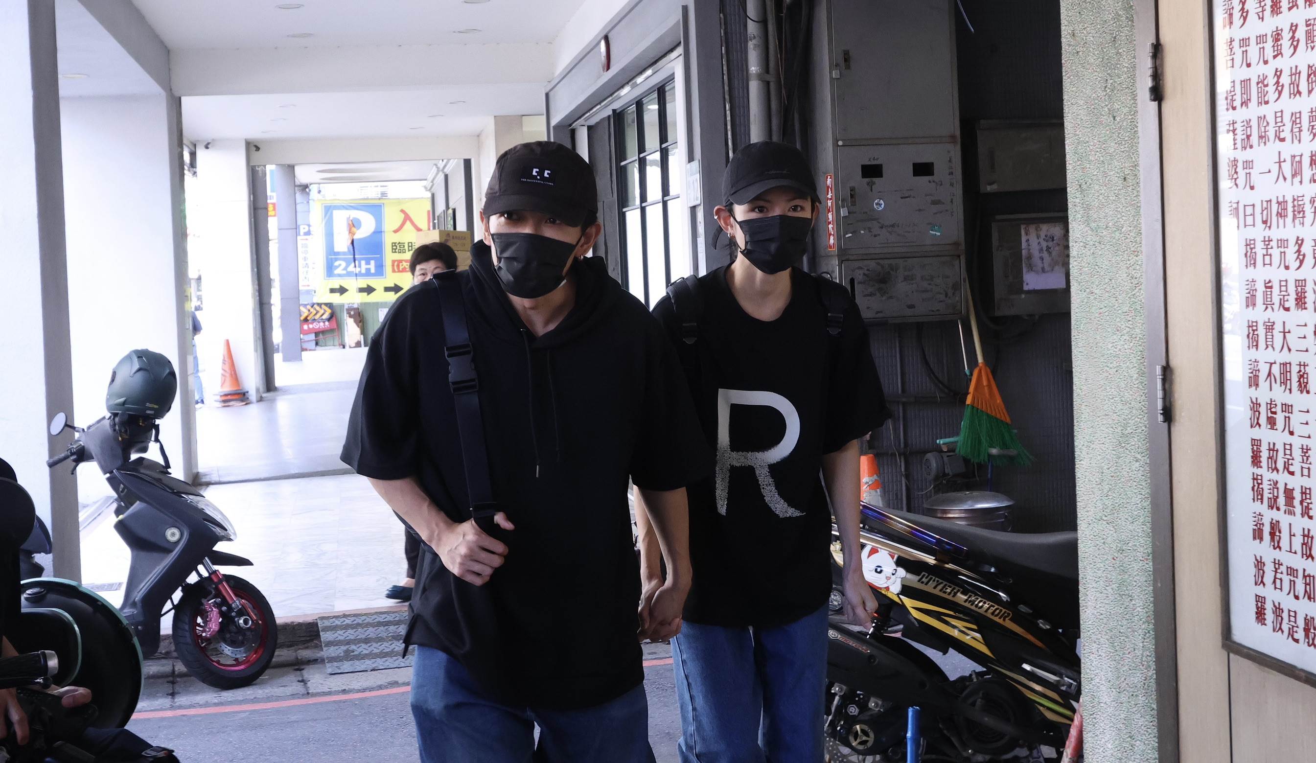 黃尚禾、李千娜二度現身靈堂哀悼。（圖／東森娛樂）