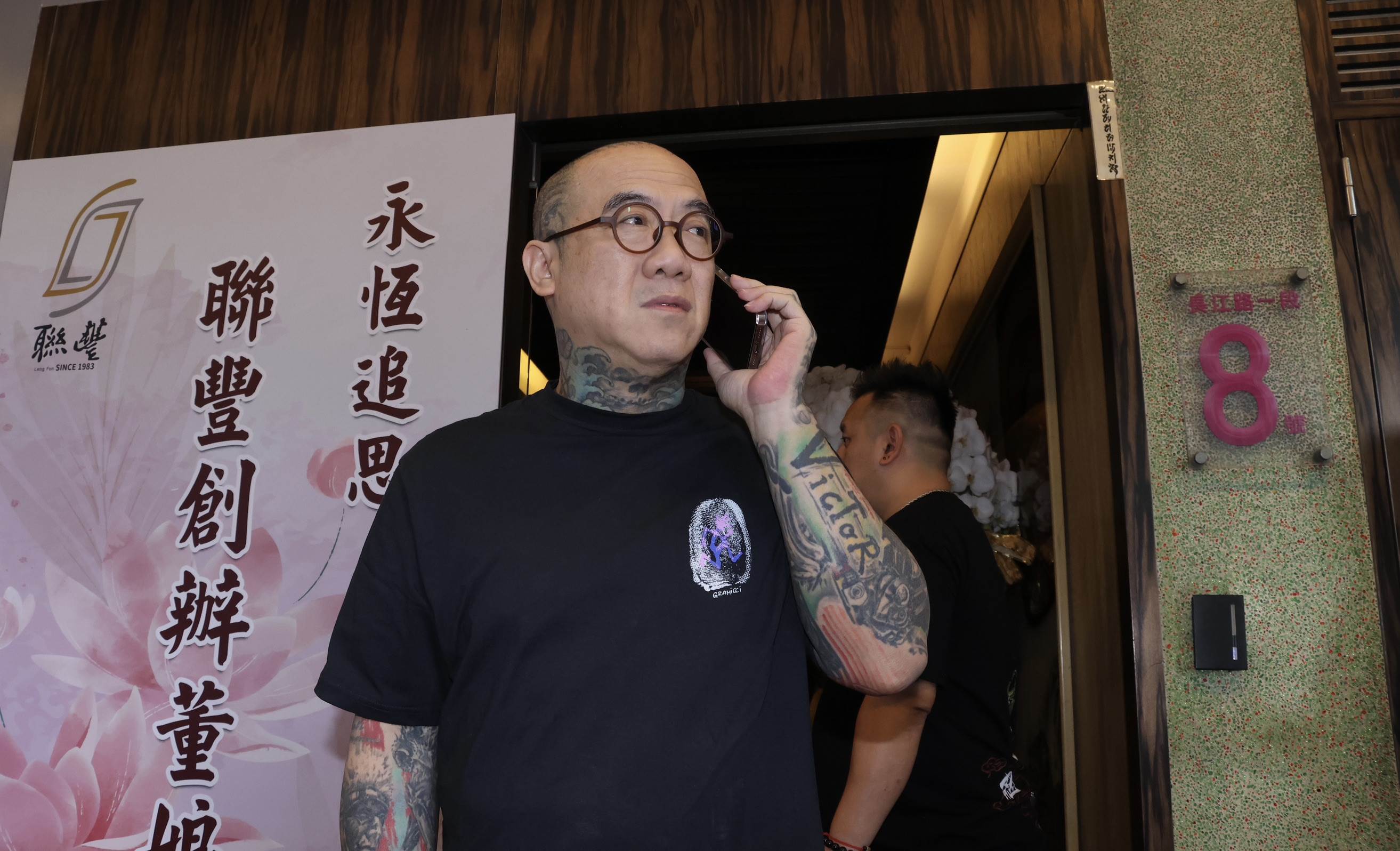 殯葬業者鋼鐵爸替顏正國處理後事。（圖／東森娛樂）