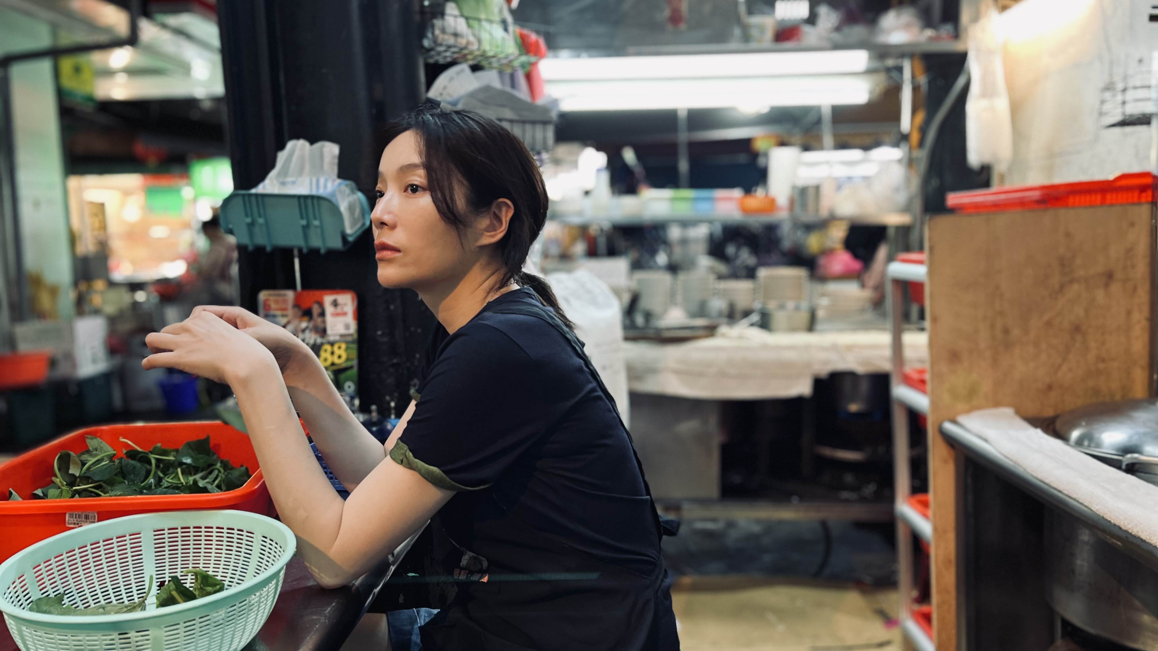 <a href='https://star.ebc.net.tw/search/tags/蔡淑臻/' target='_blank'>蔡淑臻</a>在《左撇子女孩》中飾演一名在夜市擺攤的單親媽媽。（圖／光年映畫）